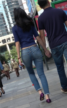 牛仔紧身裤蓝衣美女