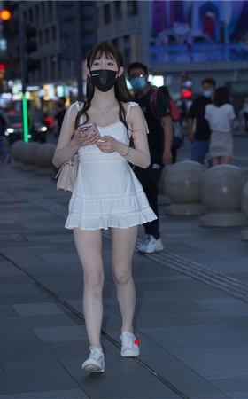 白净的吊带裙小姐姐(94P)