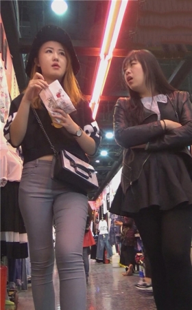 丰满紧身裤美女