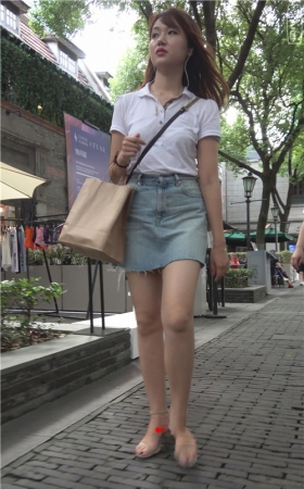 听歌的牛仔裙小姐姐]