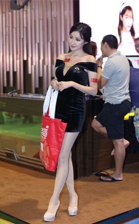 辉辉街拍作品 – 女神级别肉丝美腿