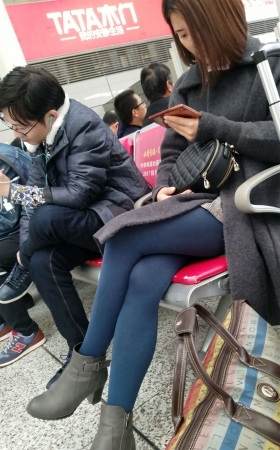 高铁站拍摄蓝色打底丝袜裤短发少妇极品长腿
