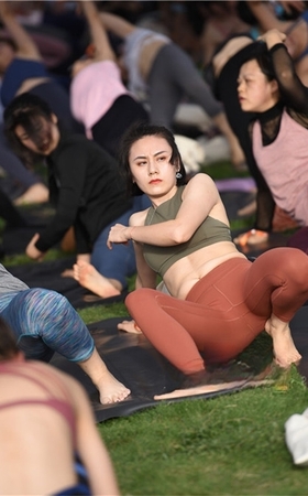 （套图）练瑜伽的极品好身材(63P)