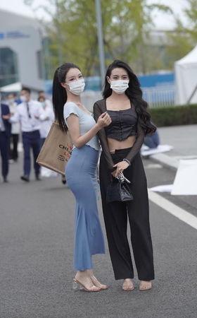 高挑蓝色长裙美女