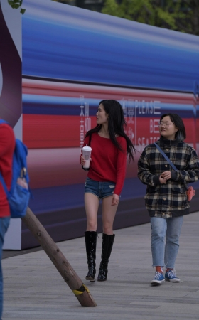 美腿热裤美女