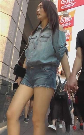 街拍牛仔热裤饱满美三角妹纸 [1.54 GB]