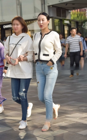 靓丽浅蓝仔裤气质美妇 [21P]