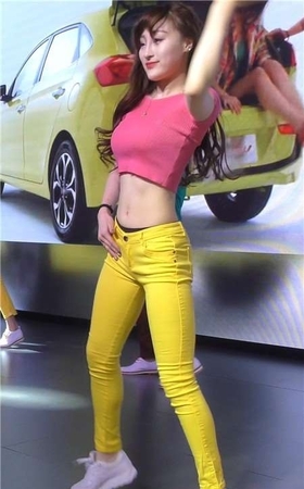 4k-车展舞台黄色紧身裤美女热舞