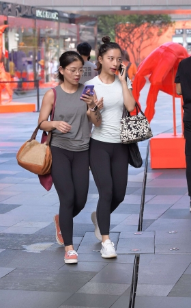 绑头发黑色瑜伽裤美眉 [16P]