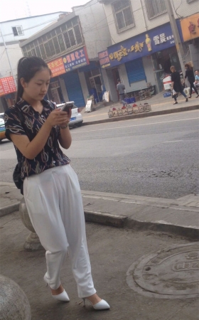 白色高跟美女白色微透休闲裤