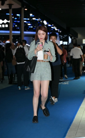 短发美眉 [18P]