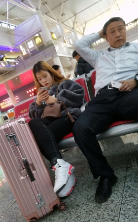 候车的黑色紧身牛仔裤金黄长发漂亮美女