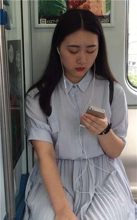 有点小忧郁的文艺小清新美眉