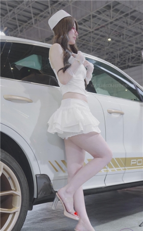 白裙美腿美女