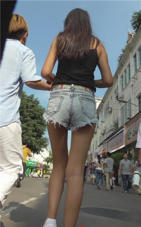蓝牛仔热裤毛边美女