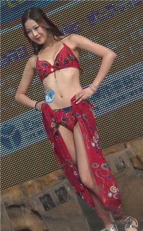 碎花长腿苗条身材MM，婀娜多姿。