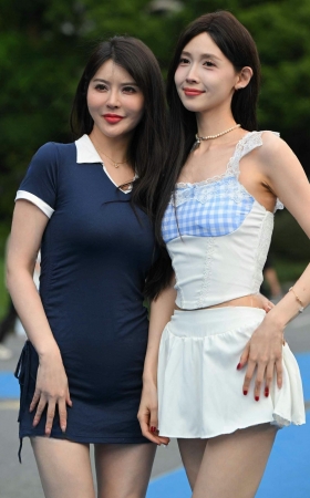 241118-69=64√网红俩闺蜜 10P