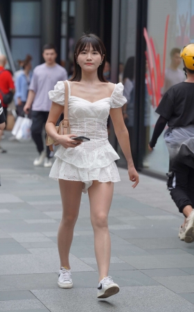 喜欢穿R丝的白裙女孩 [18P]