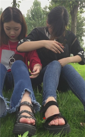 两个紧牛小妹