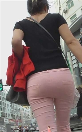 粉色圆臀紧身裤少妇，很有味道的女人！~ [809 MB]