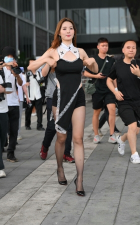 超级大长腿高跟黑丝美女–雯雯 【图片➕视频】 [19P]