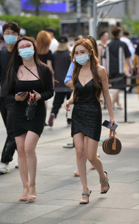 性感低胸吊带裙美女拍照打卡 [19P]