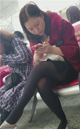 4k-高铁站候车室拍摄极品美腿黑丝高跟鞋美少妇