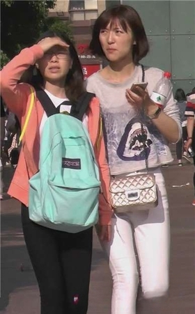 街拍短发清纯紧身白裤小美女 [381 MB]