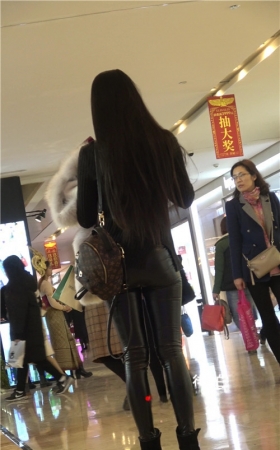 长发齐腰的皮裤美女