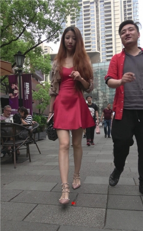 红色连体吊带裙长发美女