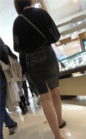 两个高腰皮裙美女