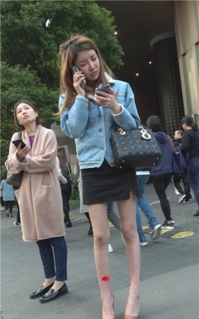 一直在看手机的小姐姐