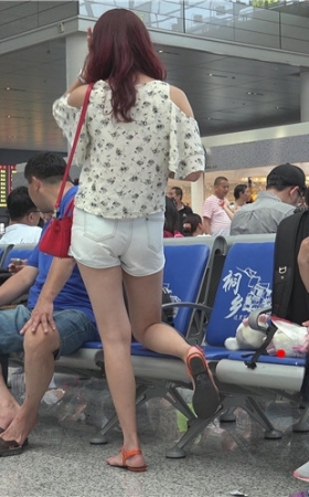 和家人一起看手机的小姐姐