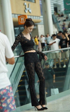 露脐长腿小姐姐