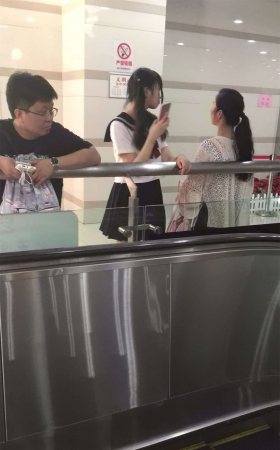 双马尾街拍短裙学生妹