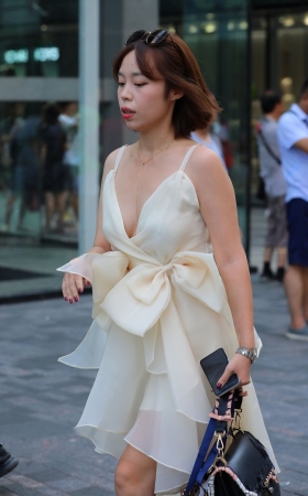 这有点像礼服吧， [14P]