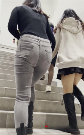 挑选衣服的灰牛美女