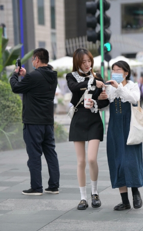 街拍穿丝的小姐姐 [18P]