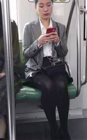 地铁上的黑丝白领美女