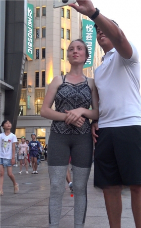 紧身灰裤国外妹子