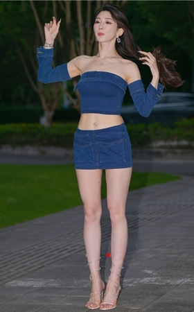 白皙牛仔裙美女(108P)