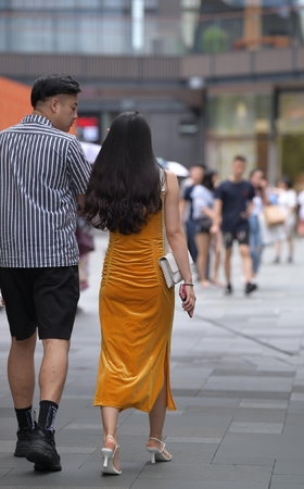 法兰绒吊带裙美女