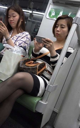 4k视频，美女的黑丝袜破了谁能给新买一双