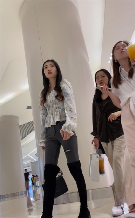 黑色长靴牛仔裤小姐姐