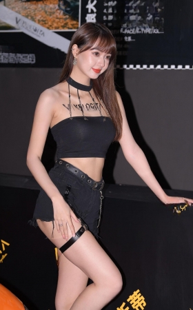 长腿热裤女模~ [17P]
