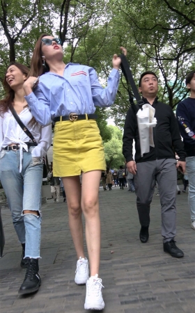 身材性感美腿黄色短裙墨镜女