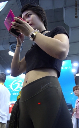 健身的短发紧身裤美女