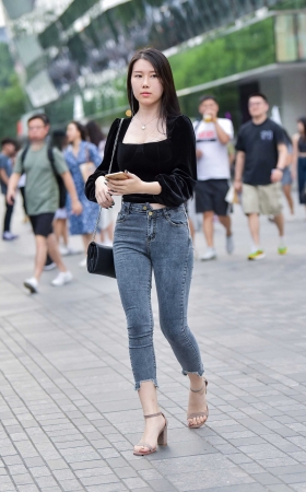 皮肤白皙的铅牛紧身裤美女 [21P]