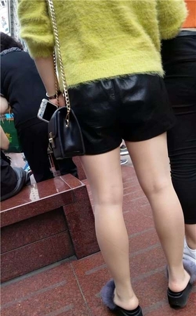 街拍丝袜黄色毛衣美眉