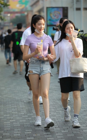 四九城嘎子街拍作品 – 热裤白嫩小姐姐